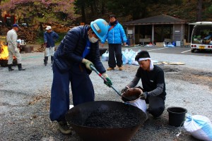 回収した枝を無煙炭化器という装置を使い、炭にしていきました。土嚢袋57個分の炭が出来上がりました